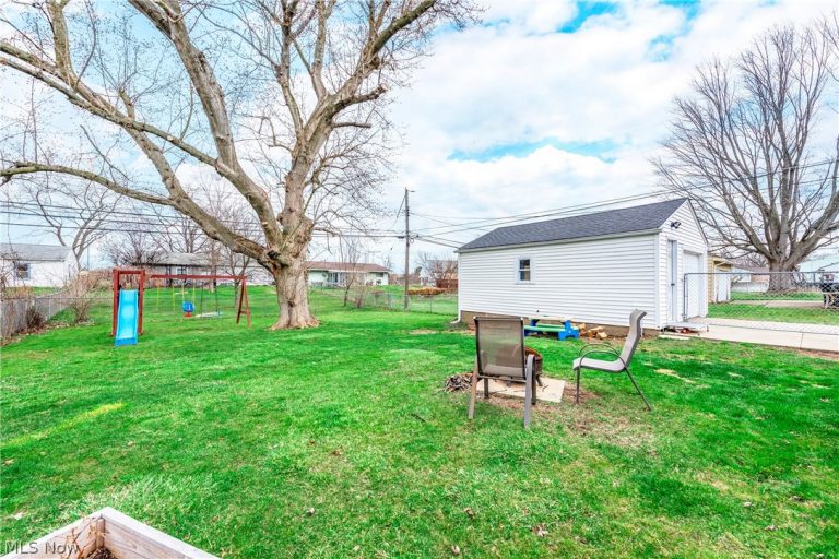 572 Bell Avenue, Elyria, OH - Photo 8