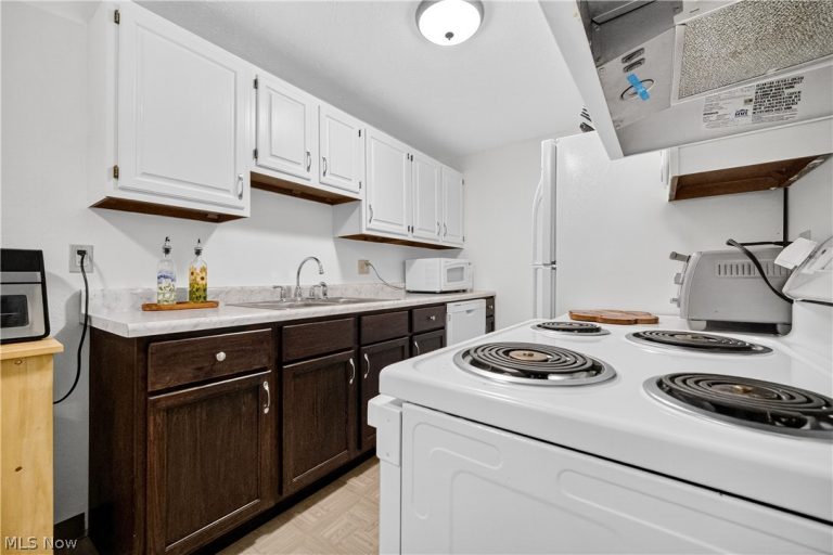 9751 Sunrise Boulevard #M10, North Royalton, OH - Photo 6