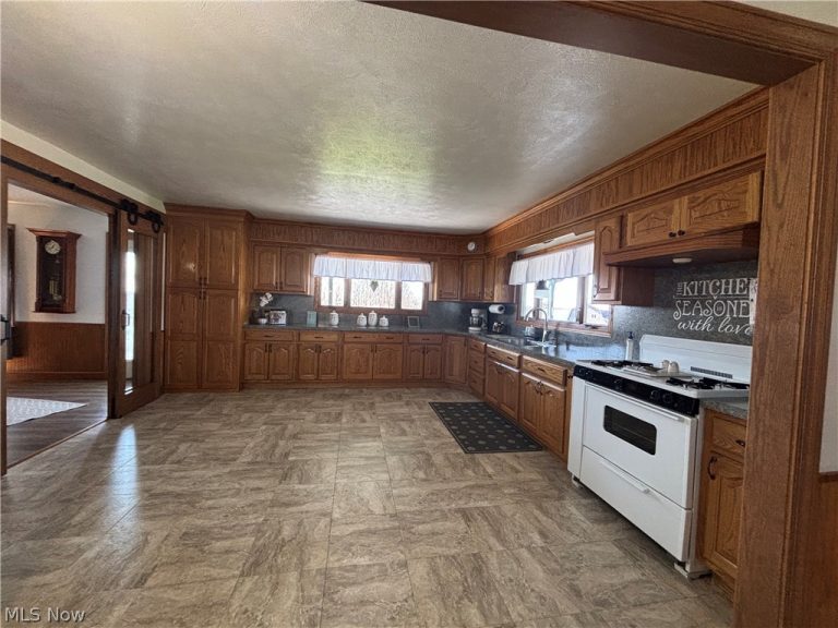 11364 Brosius Road, Garrettsville, OH - Photo 3