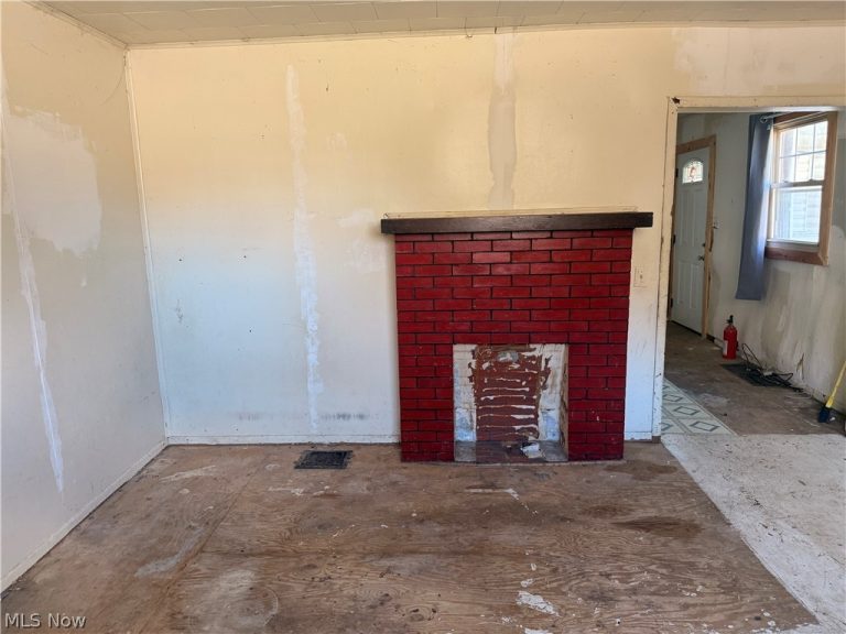 204 Trenton Avenue, Uhrichsville, OH - Photo 3