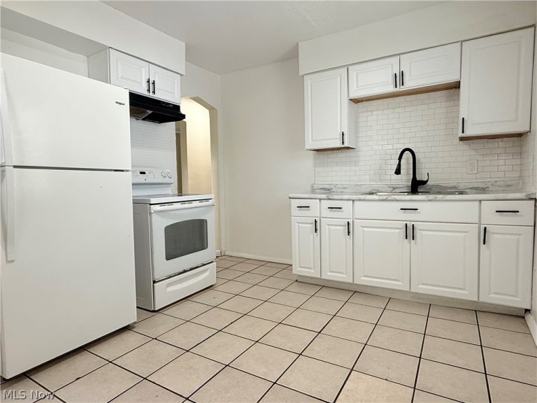 18505 Raymond Street, Maple Heights, OH - Photo 4