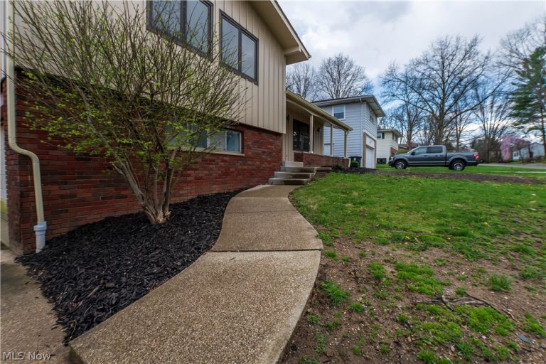 887 Delaware Avenue, Akron, OH - Photo 5