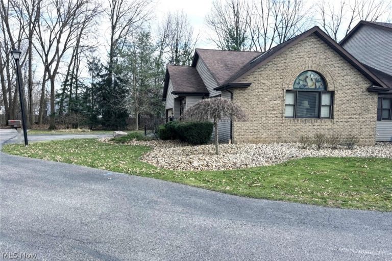 1151 Surrey Point Drive, Warren, OH - Photo 3