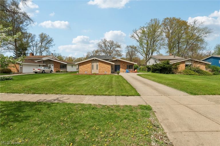 23956 Fairlawn Drive, North Olmsted, OH - Photo 4