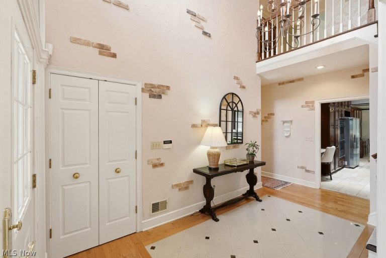 7751 Chagrin Road, Chagrin Falls, OH - Photo 2