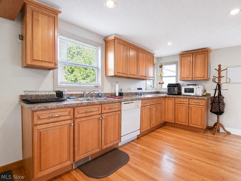 307 Hilltop Drive, Chardon, OH - Photo 4