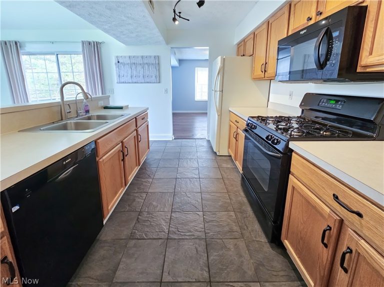 8633 Redtail Court, Macedonia, OH - Photo 6