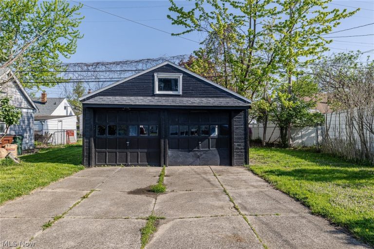 8214 Essen Avenue, Parma, OH - Photo 4