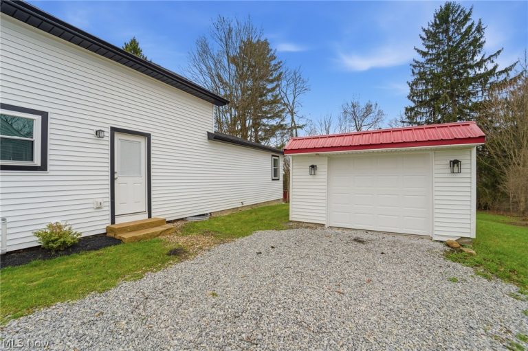 13829 Carlton Street, Burton, OH - Photo 8