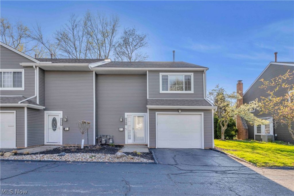 1748 Walnut Lane #32, Rocky River, OH
