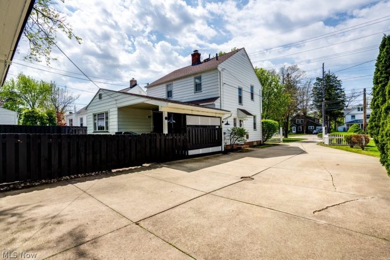1547 Richmond Road, Lyndhurst, OH - Photo 8