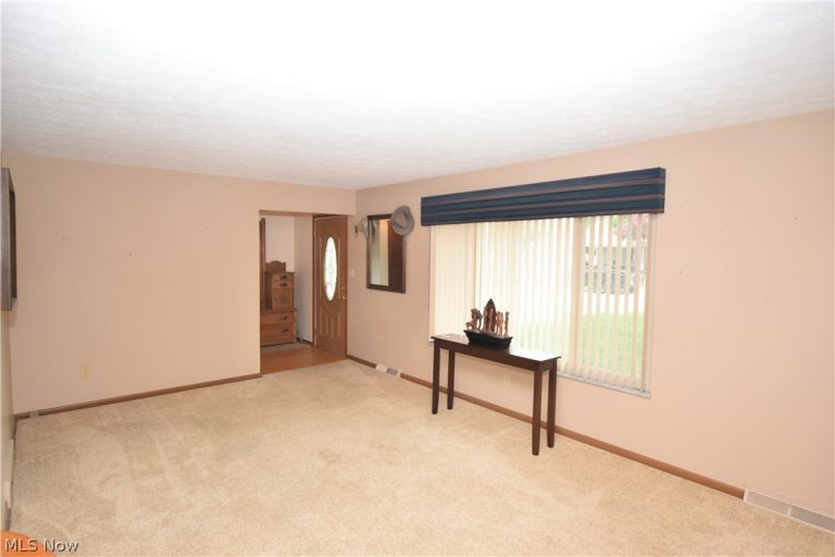 24354 Oxford Oval, North Olmsted, OH - Photo 4