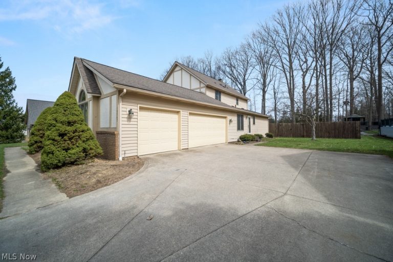 10067 Jamestown Drive, North Royalton, OH - Photo 3