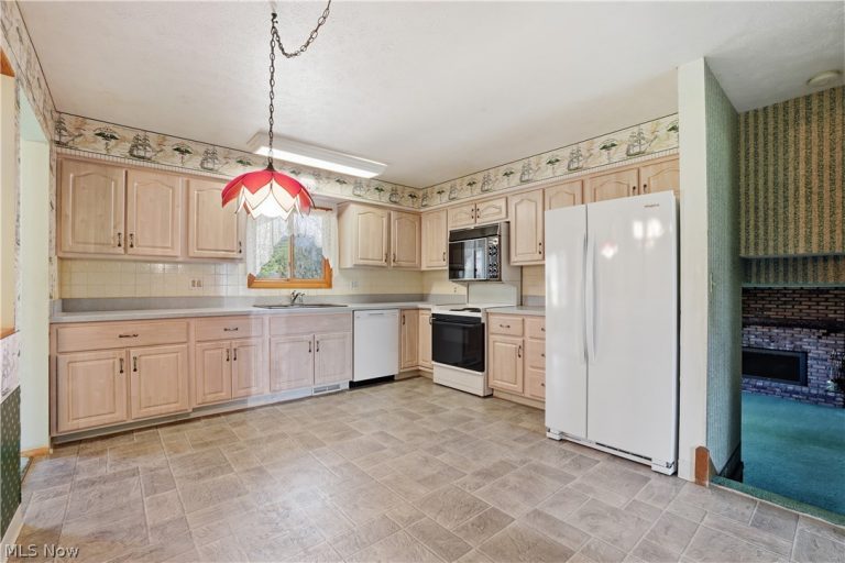 26670 FAIRFAX Lane, North Olmsted, OH - Photo 4