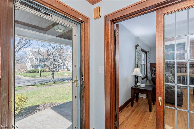 923 Cambridge Road, Cleveland Heights, OH - Photo 2