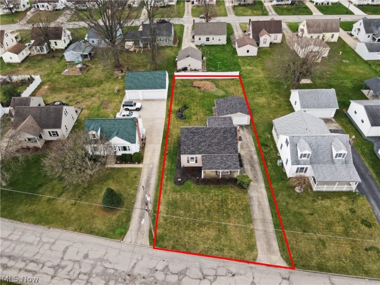 226 Helena Drive, Struthers, OH - Photo 2