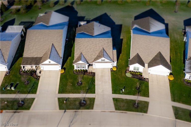 157 Kensington Way, Elyria, OH - Photo 2