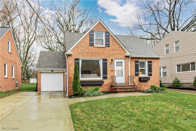 1608 Sunview Road, Lyndhurst, OH - Photo 2