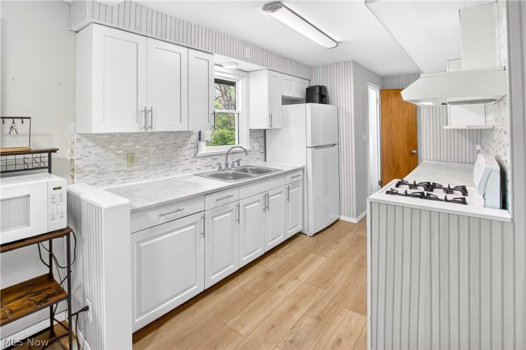 39568 Carol Lane, Elyria, OH - Photo 5