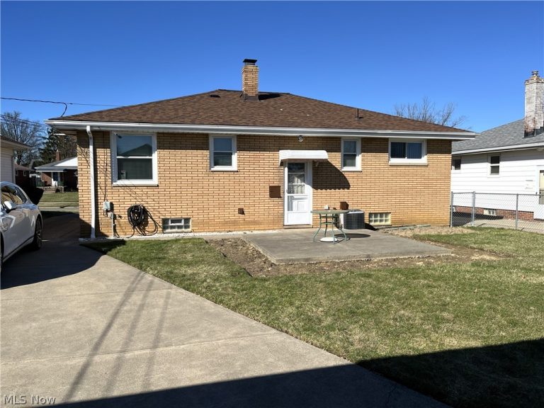 12416 Eastwood Boulevard, Garfield Heights, OH - Photo 2