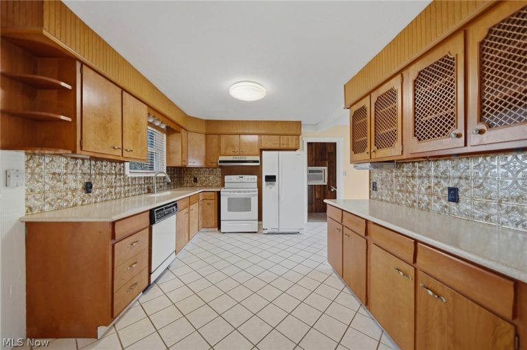 5625 Strausser Street, North Canton, OH - Photo 6