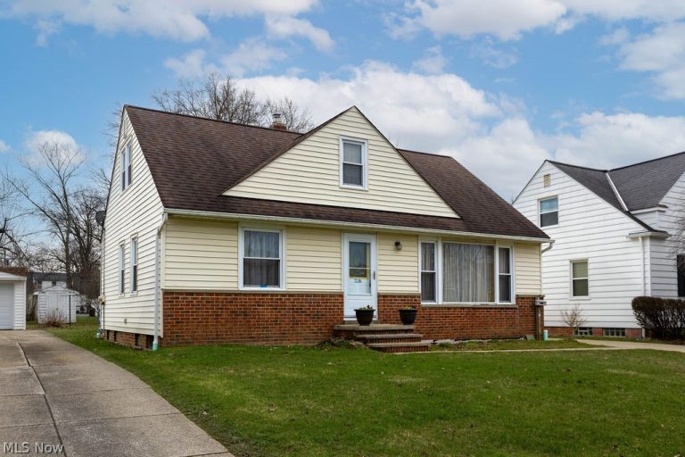 5372 Huron Road, Lyndhurst, OH - Photo 3
