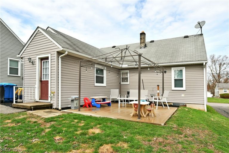 135 Clingan Street, Hubbard, OH - Photo 4