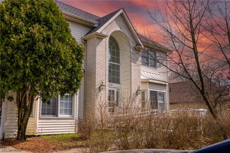 7571 Pleasant Run Drive, Seven Hills, OH - Photo 5