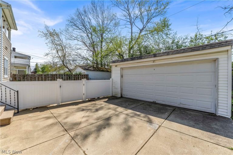 3566 Grosvenor Road, Cleveland Heights, OH - Photo 3