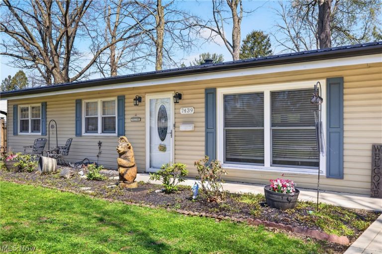 7439 Rockingham Road, Mentor, OH - Photo 2