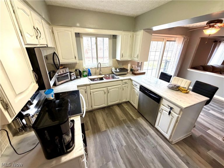 6186 Wild Oak Drive, North Olmsted, OH - Photo 6