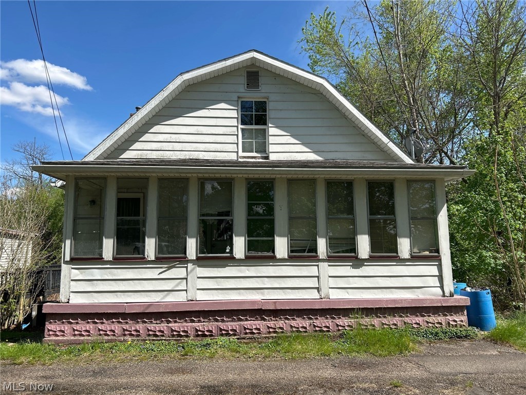 119 Belle Alley, Uhrichsville, OH