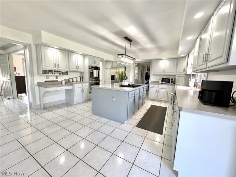 5840 Rosewood Drive, Youngstown, OH - Photo 6