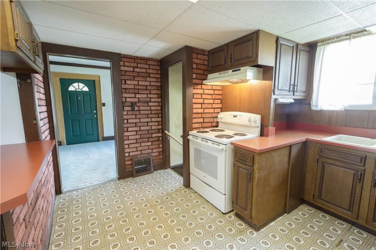 518 Hoover Place, Hartville, OH - Photo 6