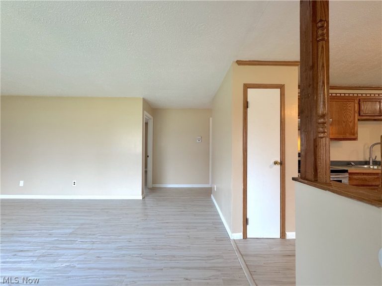 18066 Hillcrest Drive, Lake Milton, OH - Photo 6