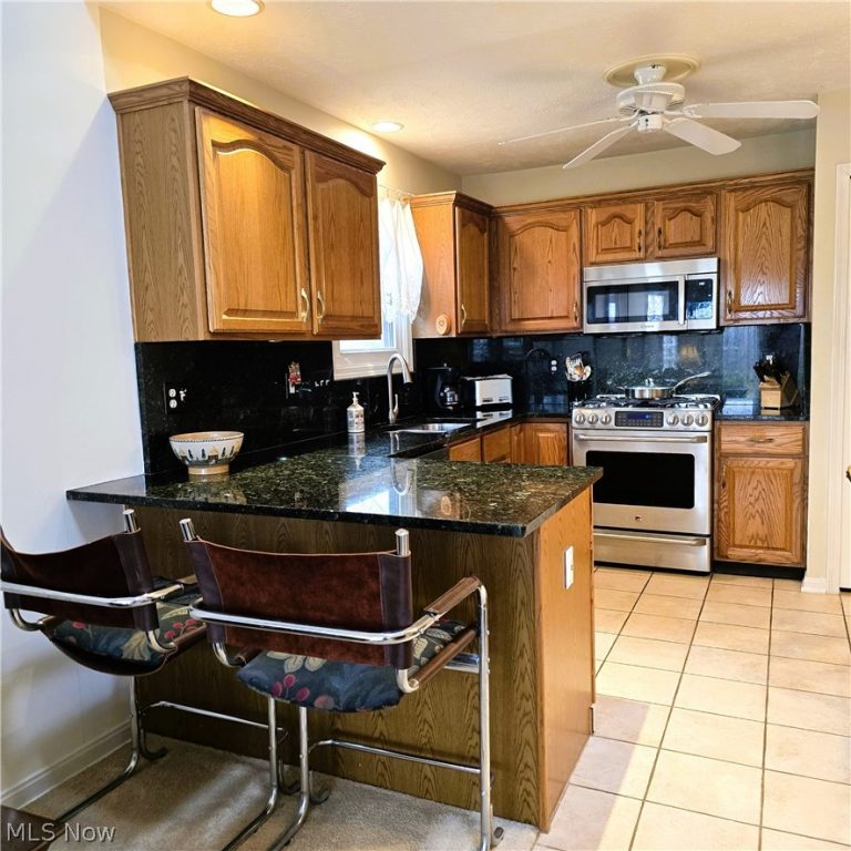 22693 Melissa Lane, Strongsville, OH - Photo 2