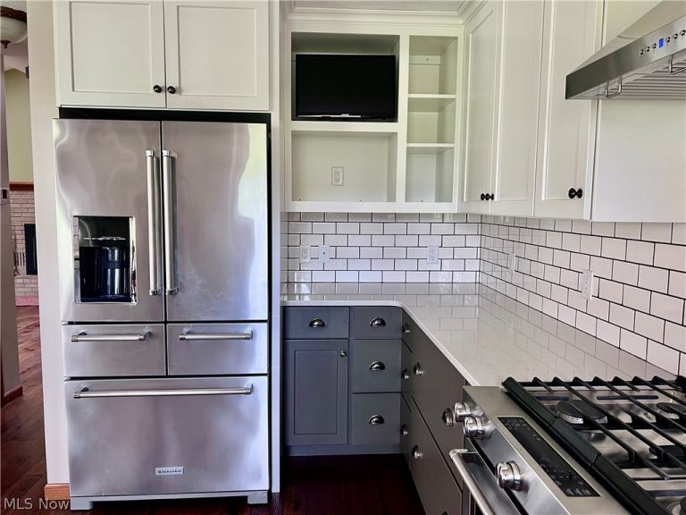 105 Poolview Circle, Dover, OH - Photo 3