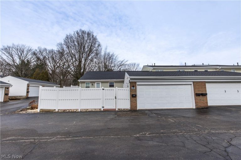 2033 Carlile Drive, Uniontown, OH - Photo 4