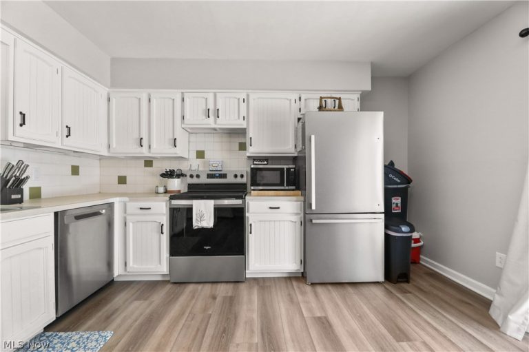 12447 Cleveland Avenue, Uniontown, OH - Photo 8