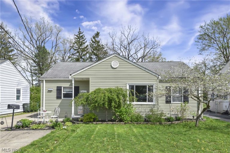 5627 Burns Road, North Olmsted, OH - Photo 8