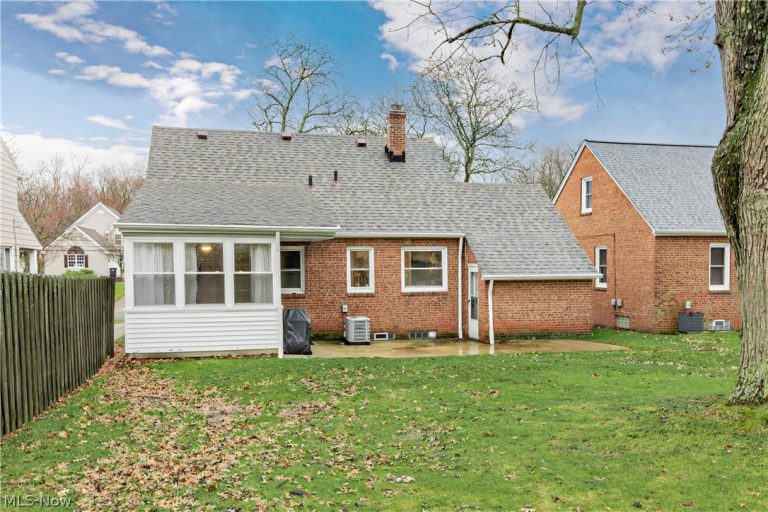 1608 Sunview Road, Lyndhurst, OH - Photo 3