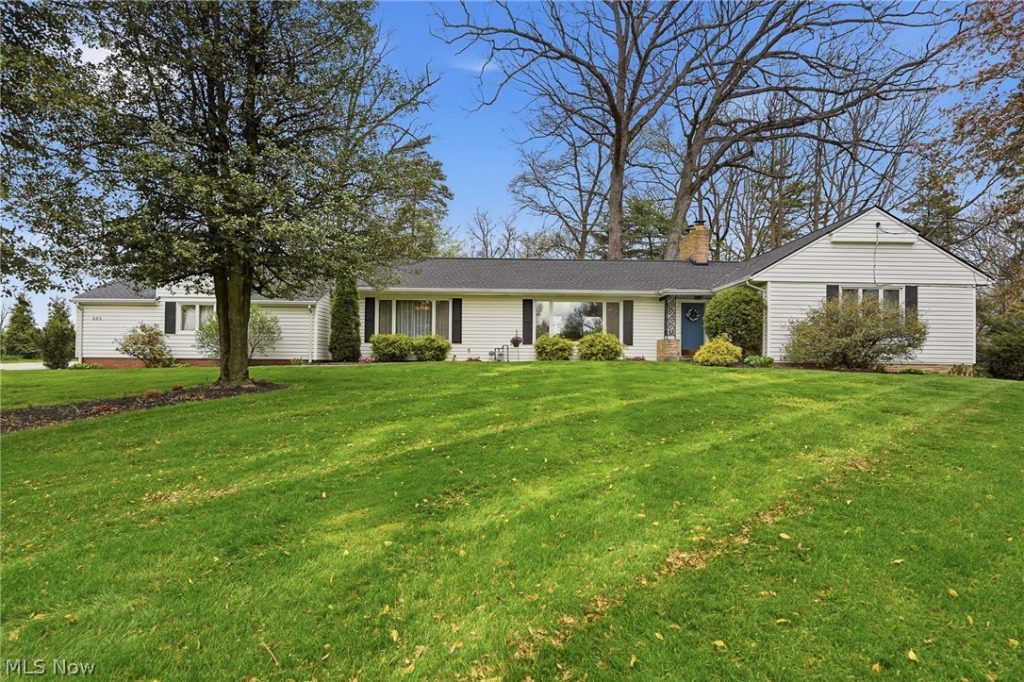 905 Mohawk Trail, Hartville, OH