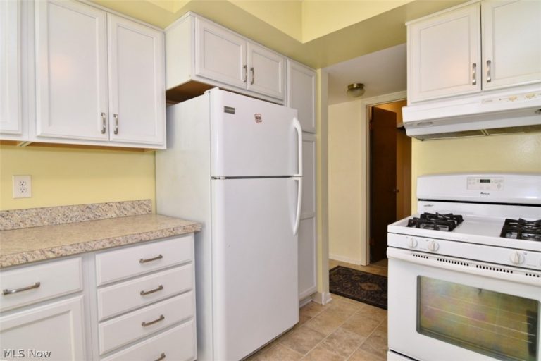 6270 Greenwood #302, Sagamore Hills, OH - Photo 5