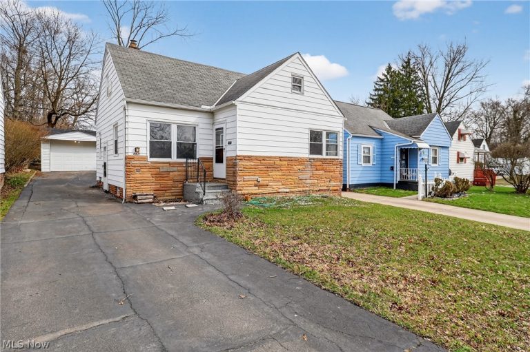 5571 Oakwood Avenue, Maple Heights, OH - Photo 2