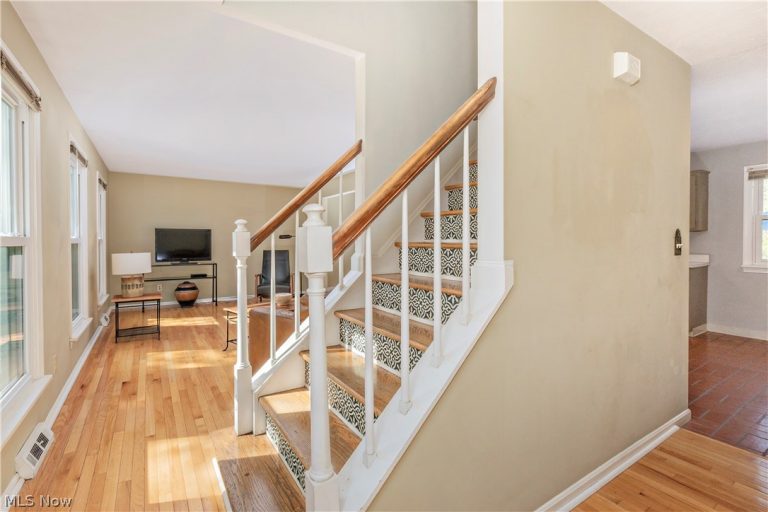75 Maple Hill Drive, Chagrin Falls, OH - Photo 2