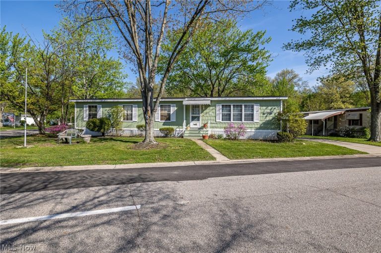 16 Grand Boulevard, Olmsted Twp, OH - Photo 2