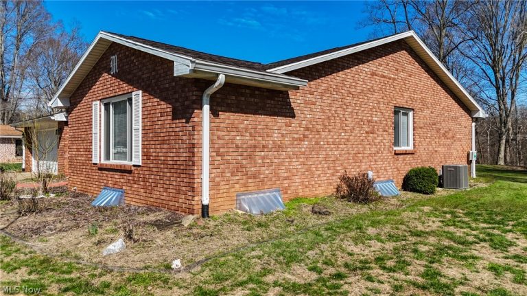 206 Ellsworth Drive, Marietta, OH - Photo 2
