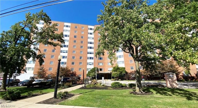 11850 Edgewater Drive #701, Lakewood, OH - Photo 2