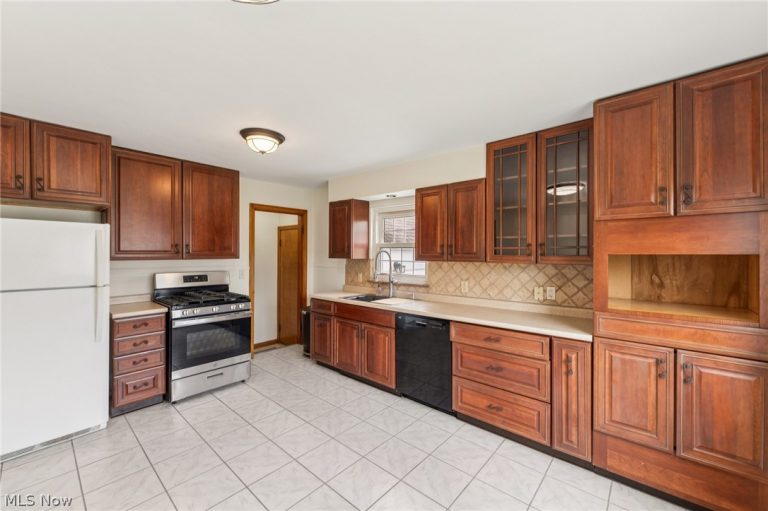 9340 Avery Road, Broadview Heights, OH - Photo 8