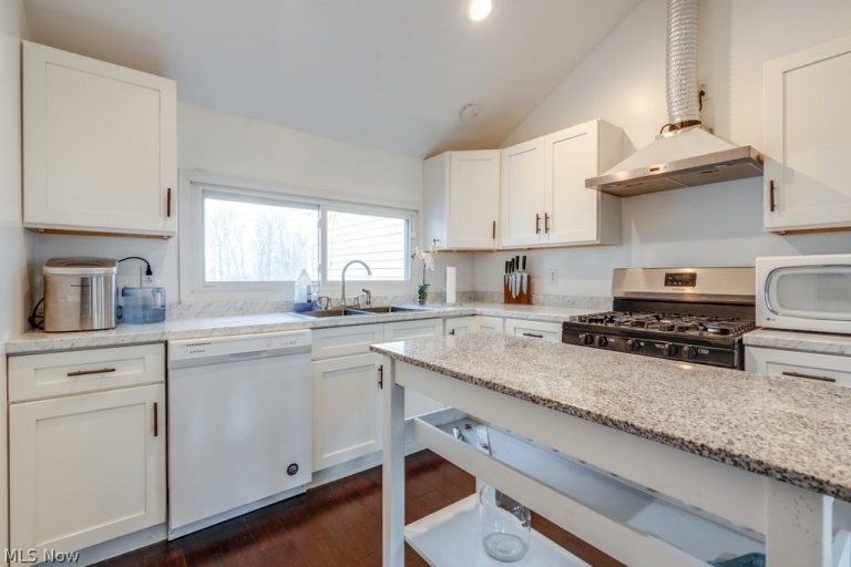 6095 Bell Avenue, Hubbard, OH - Photo 2